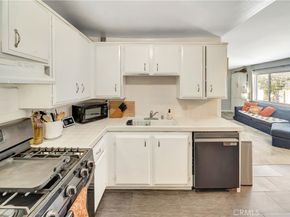 18601 Collins Street D17, Tarzana CA 91356