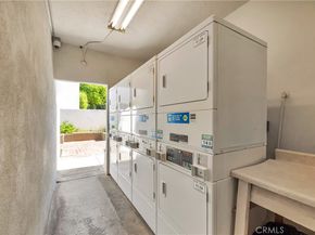 18601 Collins Street D17, Tarzana CA 91356