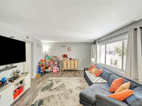 18601 Collins Street D17, Tarzana CA 91356