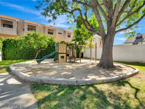 18601 Collins Street D17, Tarzana CA 91356