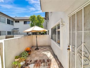 18601 Collins Street D17, Tarzana CA 91356