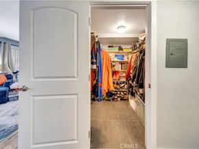18601 Collins Street D17, Tarzana CA 91356