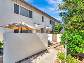 18601 Collins Street D17, Tarzana CA 91356