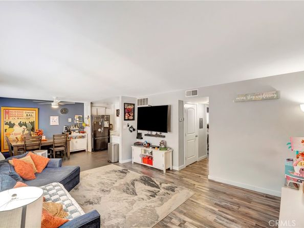 18601 Collins Street D17, Tarzana CA 91356