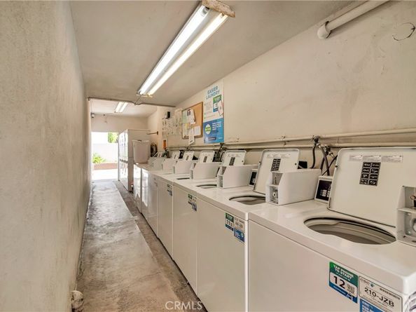 18601 Collins Street D17, Tarzana CA 91356
