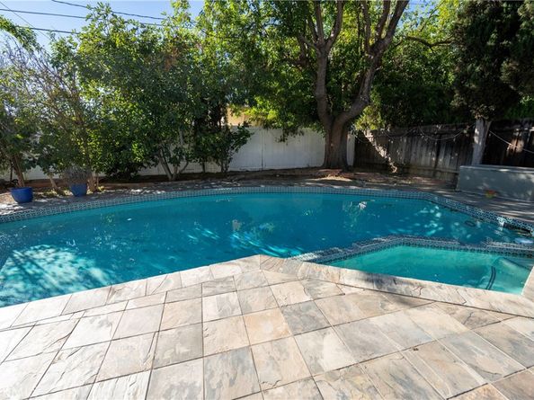 7001 Jellico Avenue, Lake Balboa CA 91406