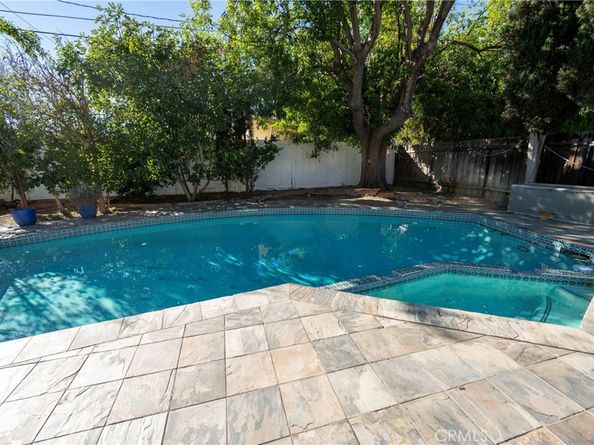 7001 Jellico Avenue, Lake Balboa CA 91406