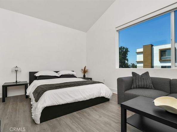 10861 1/2 Hartsook Street, North Hollywood CA 91601