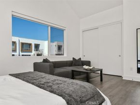 10861 1/2 Hartsook Street, North Hollywood CA 91601
