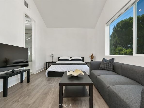 10861 1/2 Hartsook Street, North Hollywood CA 91601