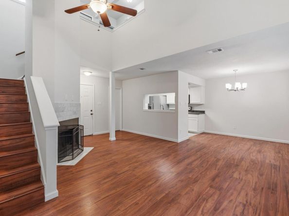 512 Eberhart LN 1402, Austin TX 78745