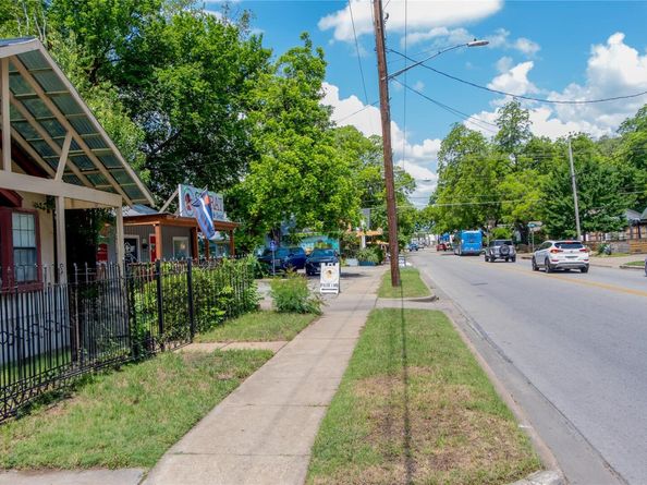 2607 E Cesar Chavez ST, Austin TX 78702