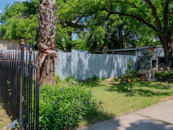 2607 E Cesar Chavez ST, Austin TX 78702