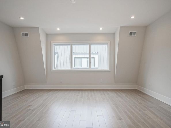 2002 Renaissance Walk  2, Philadelphia PA 19145