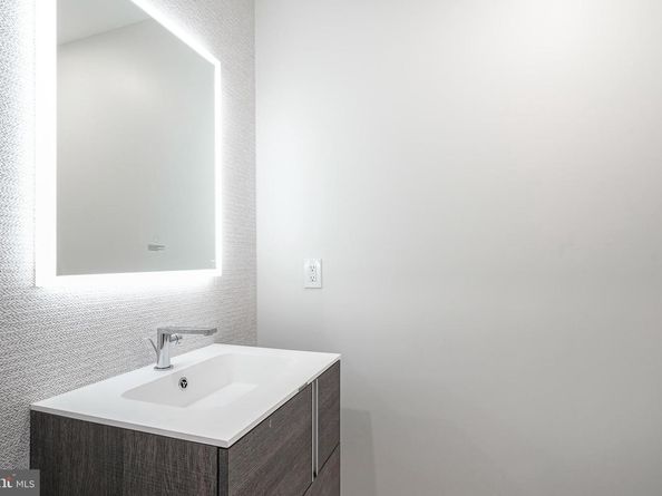 2002 Renaissance Walk  2, Philadelphia PA 19145