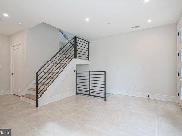 2002 Renaissance Walk  2, Philadelphia PA 19145