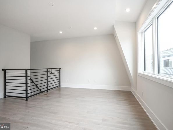 2002 Renaissance Walk  2, Philadelphia PA 19145