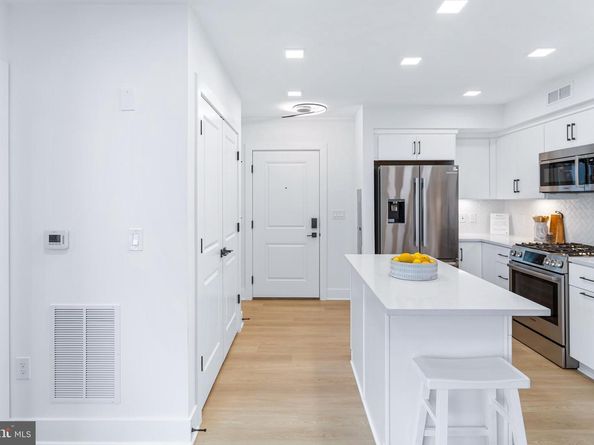 701 N Henry Street 211, Alexandria VA 22314