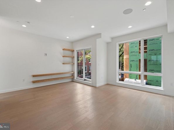 600 N Brenna Walk, Philadelphia PA 19123
