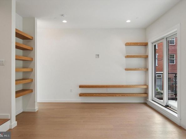 600 N Brenna Walk, Philadelphia PA 19123