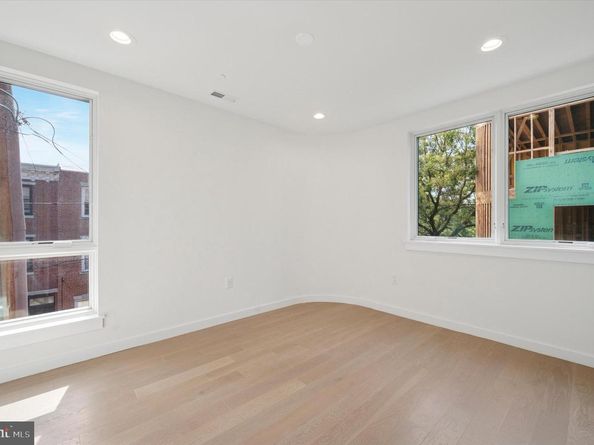 600 N Brenna Walk, Philadelphia PA 19123
