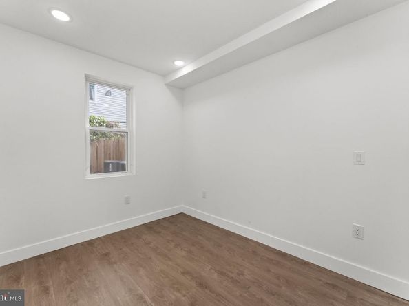 2033 N 9TH Street, Philadelphia PA 19122