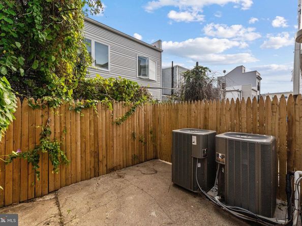 2033 N 9TH Street, Philadelphia PA 19122