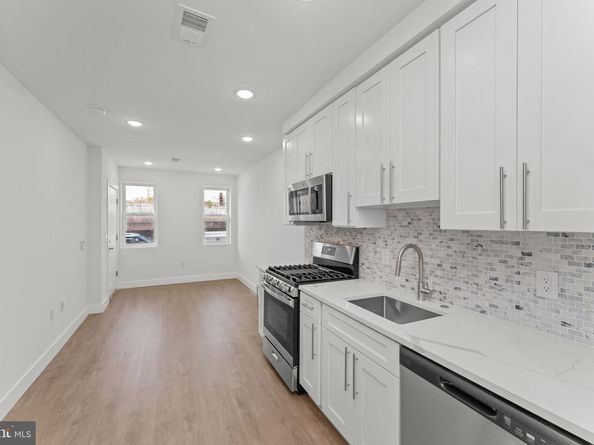 2033 N 9TH Street, Philadelphia PA 19122