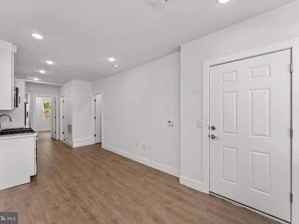 2033 N 9TH Street, Philadelphia PA 19122