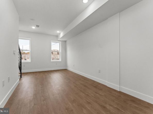 2033 N 9TH Street, Philadelphia PA 19122