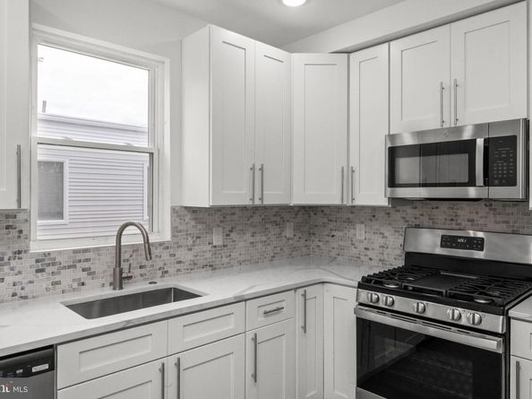 2033 N 9TH Street, Philadelphia PA 19122