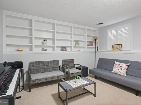 207 N Laura Anne Drive, Sterling VA 20164