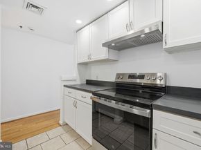 301 Race Street C010, Philadelphia PA 19106