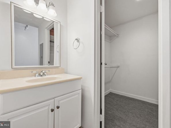 301 Race Street C010, Philadelphia PA 19106