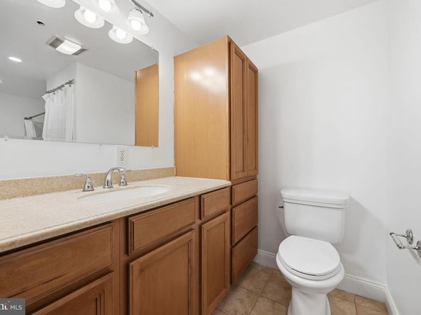 301 Race Street C010, Philadelphia PA 19106