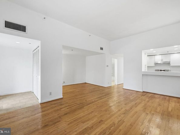 301 Race Street C010, Philadelphia PA 19106