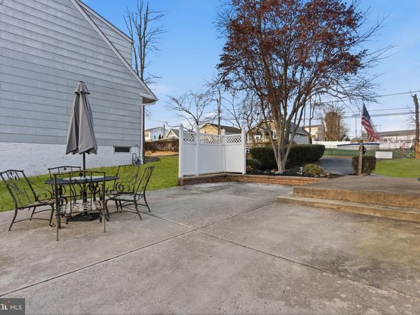 110 Warren Street, Willow Grove PA 19090