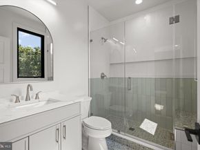 1111 Lakewood Drive SW, Vienna VA 22180