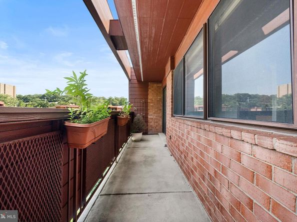 1525 S George Mason Drive S 20, Arlington VA 22204