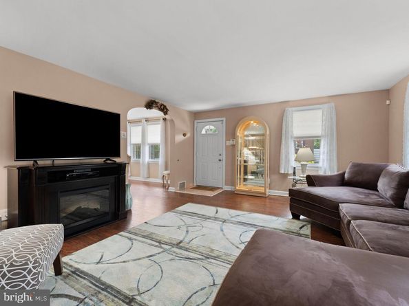 353 Kirks Lane, Drexel Hill PA 19026