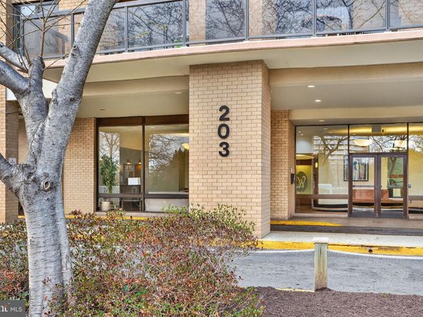 203 Yoakum Parkway 1625, Alexandria VA 22304