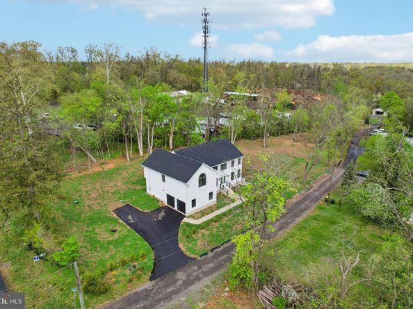 2627 County Line Rd, Chalfont PA 18914
