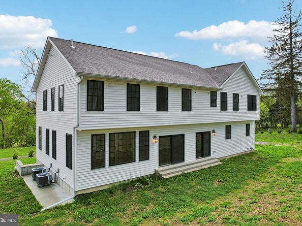 2627 County Line Rd, Chalfont PA 18914
