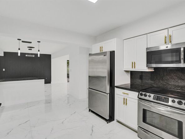 5840 SW 14th St, Plantation FL 33317