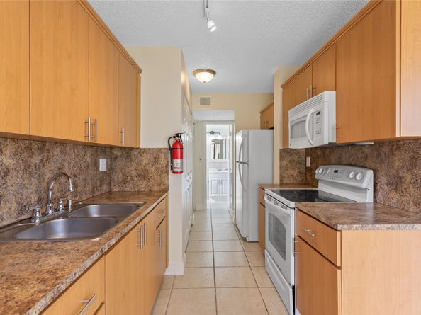 3550 Blue Lake Dr 105, Pompano Beach FL 33064