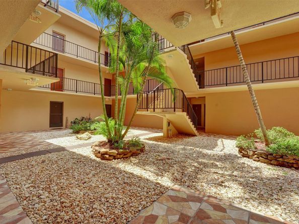 4000 N Hills Dr 38, Hollywood FL 33021