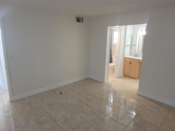 9421 SW Evergreen Pl 102, Davie FL 33324