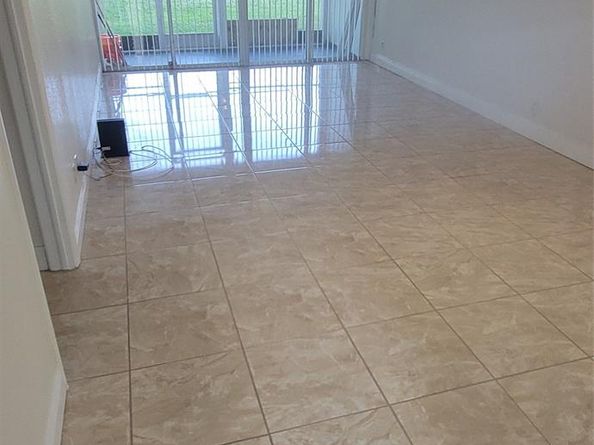 9421 SW Evergreen Pl 102, Davie FL 33324