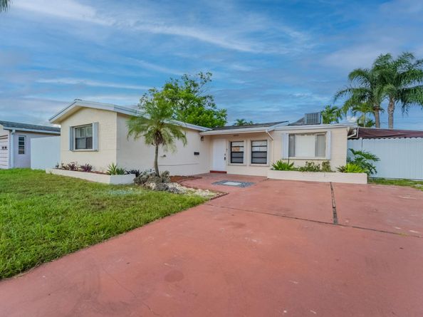 6660 Allen St, Hollywood FL 33024