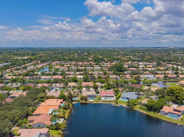 1024 NW 99th Ave, Plantation FL 33322